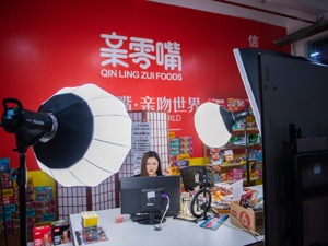 量贩模式推动万亿零食行业“洗牌”：卖食用菌的、开超市的纷纷入局