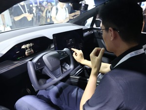 马斯克直播特斯拉自动驾驶 1200万人围观“惊险一幕”