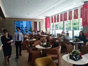 深圳楼市新政的第一个周末：开发商连夜撤掉“2成首付”海报，有置业顾问称“昨晚11点还有客户过来下单”