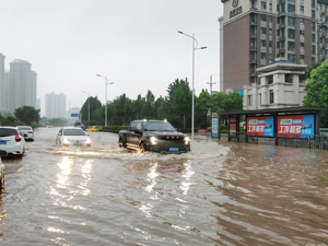 福州持续性强降雨突破历史极值：3.6万人紧急转移，地铁、公交暂停运营！倡议：非必要人不出门、车不上路