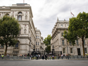 伯明翰破产扰动英国股市，14只QDII受到影响？