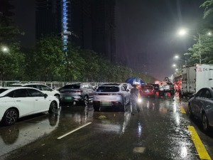  每经记者深夜直击深圳龙岗暴雨