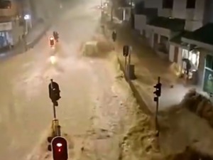 香港遭百年一遇暴雨袭击：地铁淹大水行车如行船，女子被狂流冲倒！李家超凌晨发文：政府正全力应对