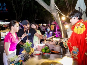 13国外媒记者打卡成都网红街，百元数字人民币挑战美食吃到饱