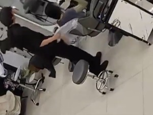 一女子滥用职权威胁理发店！当地深夜通报：对其给予记大过处分