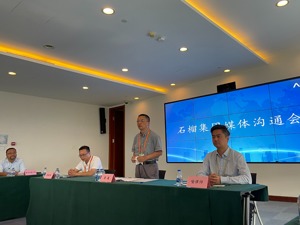 媒体会现场下跪，以生命为公司担保 石榴集团董事长崔巍：至今未有一笔坏账或逾期