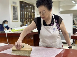 “妙手书医”袁东珏：“疗愈”数万叶古籍，每一叶都是历史见证