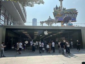iPhone15系列今日正式发售 线下黄牛加价700元抢购Pro Max版