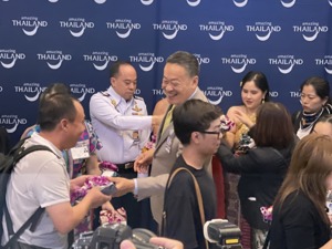中国游客飞曼谷，泰国总理来接机