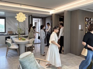 直击国庆假期楼市| 成都：开发商“抢收”黄金周，20个新盘取证创新高，有项目正酝酿取消优惠