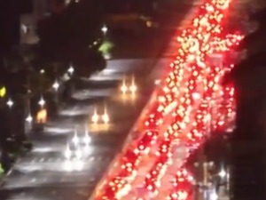 提前三天返程的“大聪明们”又堵在路上了！网友热议：“再一次预判了别人的预判，带回的特产都要在路上吃完了”