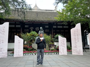 这座城市真是有幸，有人为她写下240余首诗篇