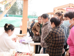 艺术节推动蜀绣产业国际化 成都郫都区加快文旅融合发展