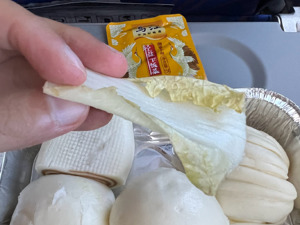 南方航空回应“飞机餐4个馒头1片白菜”：属于一些航线的“中式点心”，白菜是防止馒头烤糊