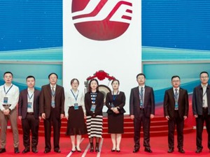 沪市公司集体路演丨贵州茅台董秘蒋焰：酱香拿铁是增强茅台核心竞争力的积极尝试