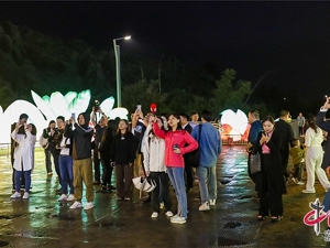 “高质量发展调研行”四川主题采访活动丨吃团圆饭观“中国灯” 享受中国人独有的浪漫