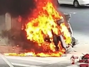 与出租车相撞侧翻起火，宝马车主身亡！广州交警：无“斗气”证据！出租车公司：司机已经很尽力刹车了……