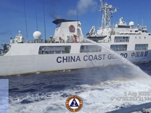 菲律宾船只恶意碰瓷制造事端，两次与中方船只擦碰