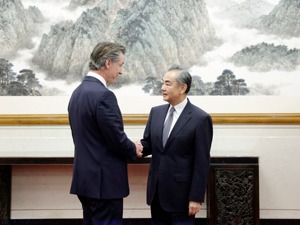 王毅在京会见美国加利福尼亚州州长纽森