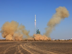 又见大红屏！“神十七”发射取得圆满成功！航天员早餐吃“成功包”，车牌是“万无一失圆满成功”