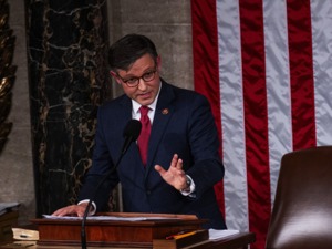 “美国140多年来最缺乏经验的众议长”迈克·约翰逊上台，他将面临什么挑战？