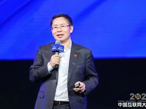 母校建校100周年，他宣布捐赠1个亿