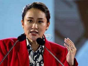 他信女儿贝东丹当选为泰党党魁！现年37岁，泰国总理曾是其顾问