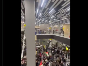 俄一机场突发反犹太骚乱：示威者硬闯，机场关闭！乌克兰、美国迅速表态