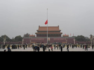 天安门下半旗悼念李克强同志