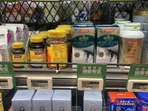 叶黄素究竟是“护眼王炸”还是智商税 眼科医生：控制近视功效证据不足