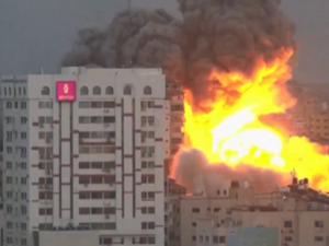 巴以冲突双方超10800人死亡！这国召回驻以色列大使！三座医院附近区域遭轰炸，以军回应空袭杰巴利耶难民营