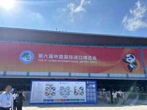 聚焦“电+氢”！车企“驶入”进博会，首次开展现场订货