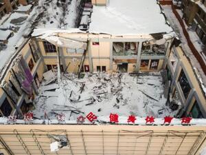 佳木斯体育馆坍塌事故追踪：当地32小时内新增积雪深度40厘米 涉事建筑建设单位已注销
