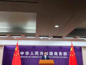 今年前10月我国对外非金融类直接投资已突破千亿美元大关，延续两位数增长