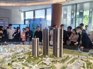 每经记者实探深圳楼市两大“王炸”政策之后：顶级学区房率先回暖，售楼部排队进场？