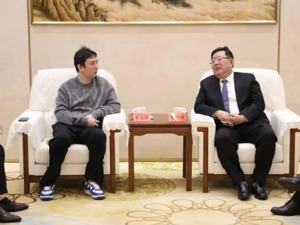 一身休闲装，王思聪现身山东，与泰安市委书记座谈