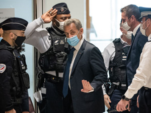 这国前总统被判处一年有期徒刑，缓期执行！