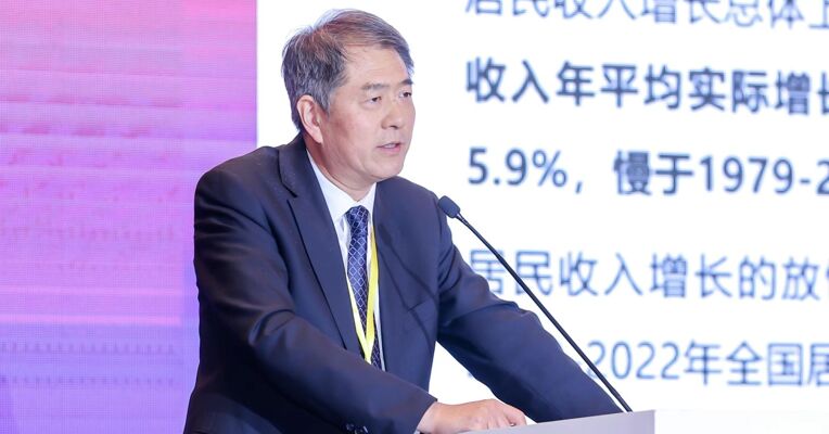 王军：今年我国财政赤字率已达3.8%，明年可继续调升到4%