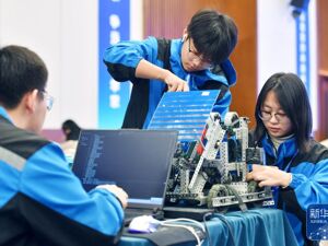 河北石家庄：机器人竞赛显身手