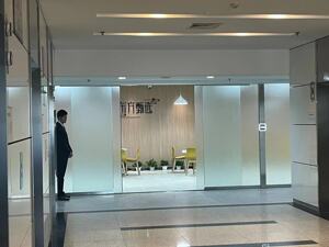 CEO孙东旭被免职 记者实探东方甄选总部：多位员工进出，安保森严谢绝访客
