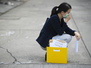拒绝平级调岗遭解雇，月薪2.5万经理要求公司赔偿、补薪近12万，法院判了