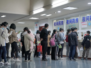 县级妇幼保健机构采取了哪些措施应对儿童呼吸道疾病就诊量增多的情况？新密市妇幼保健院院长答每经问：发挥中医药特色优势，对90%以上的患儿实施中西医结合治疗