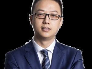 吴泳铭的“铁人三项”