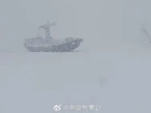 “宛如北极科考”！山东烟台、威海“冷流雪”正狂暴，一脚踩进去没到膝盖！“中国雪窝”如何形成？