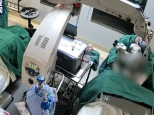博主爆料“老人手术中遭医生捶打”，涉事医生已被停职！涉事医生：已赔偿500元……