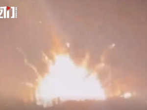 乌军突袭​克里米亚！发生巨大爆炸，现场火光冲天！乌空军司令：袭击中炸毁俄军登陆舰……