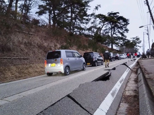 日本解除海啸警报！上百栋建筑已被烧毁！多个核电站燃料池水溢出