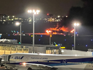 日本两飞机相撞起火！海上保安厅飞机机上5人死亡，客机近400人已撤离
