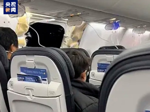客机逃生舱门空中掉落！录音曝光迫降前“惊魂”一刻！乘客：掉落部件和冰箱一样宽，氧气罩全弹出来……