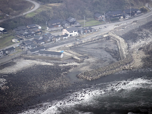 最新！日本地震导致部分海域变陆地！局地海底隆起4米，海岸线向海中推进……